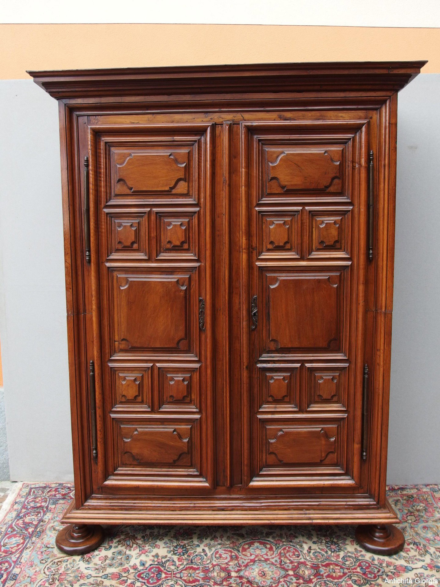 ARMÁRIO DUAS PORTAS EM NOGUEIRA ESTILO LUÍS XIV ÉPOCA SETECENTOS RESTAURADO C156xP59xA233